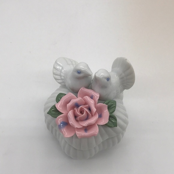 Beautiful Turtle Doves with Rose wedding ring box - Picture 2 of 8